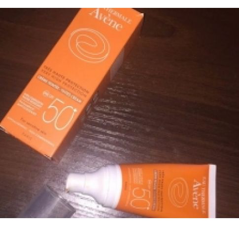 Kem chống nắng và trang điểm bảo vệ tối đa   Very High Protection Tinted Cream SPF 50+